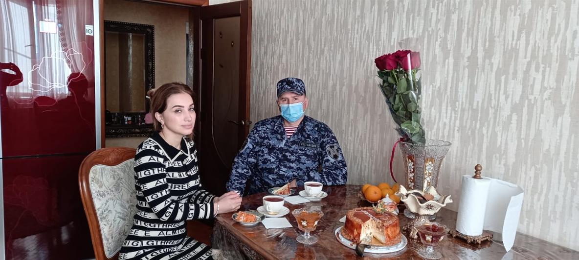 В Дагестане росгвардейцы поздравили матерей погибших сослуживцев с Днем матери