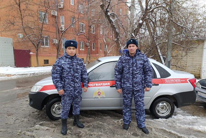 В Астрахани росгвардейцы предотвратили возгорание автомобиля 