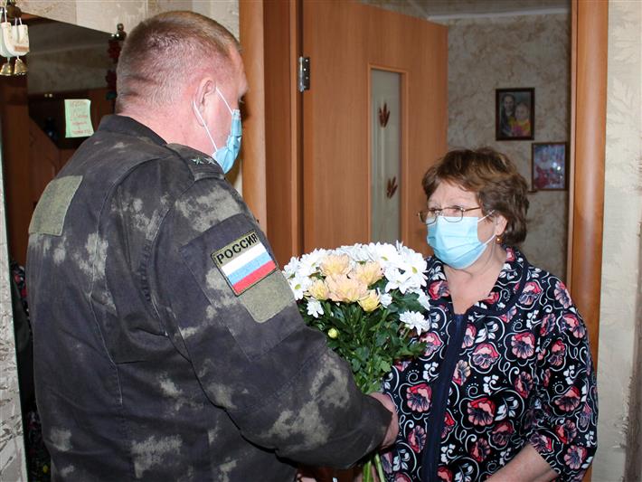 В Республике Алтай сотрудники Росгвардии поздравили мам погибших боевых товарищей с Днём матери