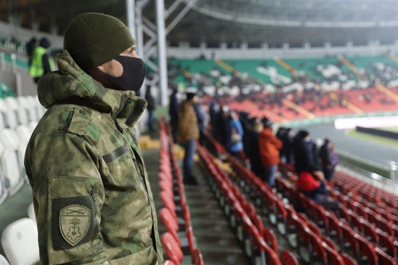 РОСГВАРДЕЙЦЫ ОБЕСПЕЧИЛИ ПРАВОПОРЯДОК ВО ВРЕМЯ ПРОВЕДЕНИЯ ФУТБОЛЬНОГО МАТЧА РОССИЙСКОЙ ПРЕМЬЕР-ЛИГИ В ГРОЗНОМ