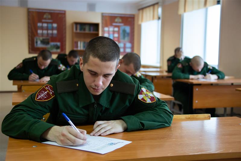 В Новосибирске в преддверии Дня матери военнослужащие приняли присягу и написали поздравительные письма мамам