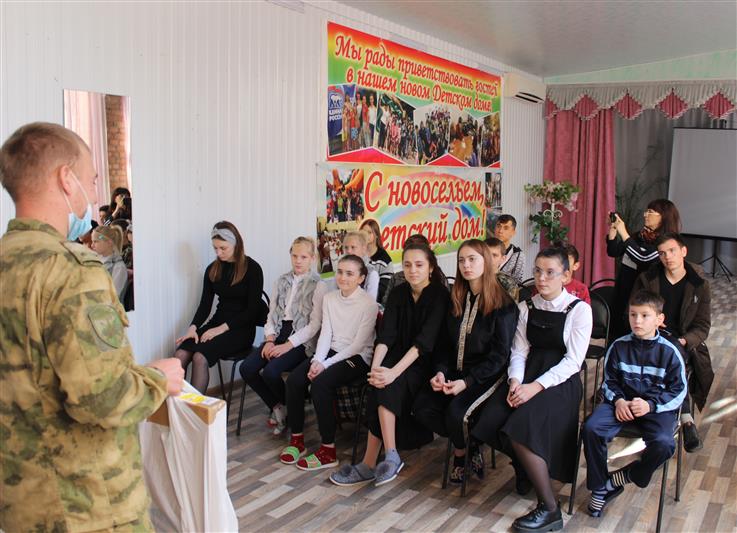  ВОЕННОСЛУЖАЩИЕ ГРОЗНЕНСКОГО СОЕДИНЕНИЯ РОСГВАРДИИ ПОЗДРАВИЛИ ВОСПИТАТЕЛЕЙ ПОДШЕФНОГО ДЕТСКОГО ЦЕНТРА С ДНЕМ МАТЕРИ