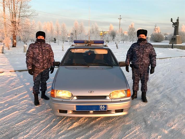 В Югре сотрудники Росгвардии спасли женщину на пожаре