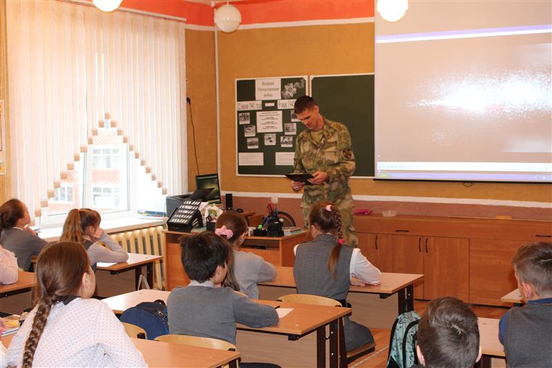 В Нижнем Новгороде росгвардейцы рассказали детям о графе Комаровском