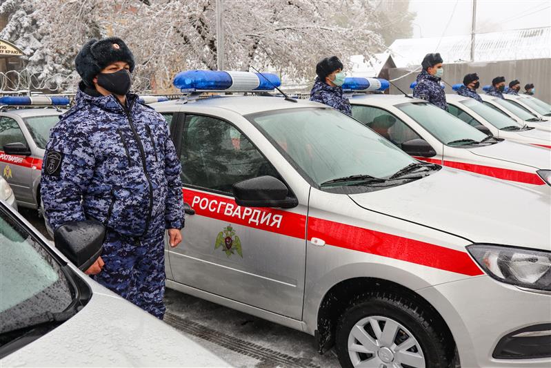 На Ставрополье сотрудникам Росгвардии вручили ключи от новых патрульных автомобилей