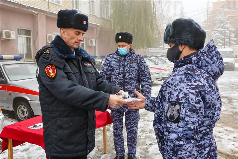 На Ставрополье сотрудникам Росгвардии вручили ключи от новых патрульных автомобилей