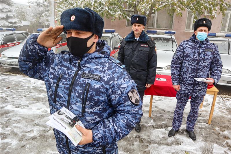 На Ставрополье сотрудникам Росгвардии вручили ключи от новых патрульных автомобилей