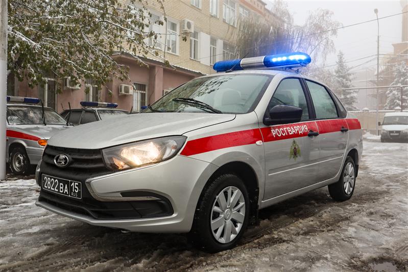 На Ставрополье сотрудникам Росгвардии вручили ключи от новых патрульных автомобилей