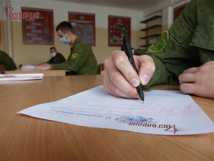 «Спасибо, мама!». Военнослужащие Росгвардии из Иркутской области написали поздравительные письма своим матерям