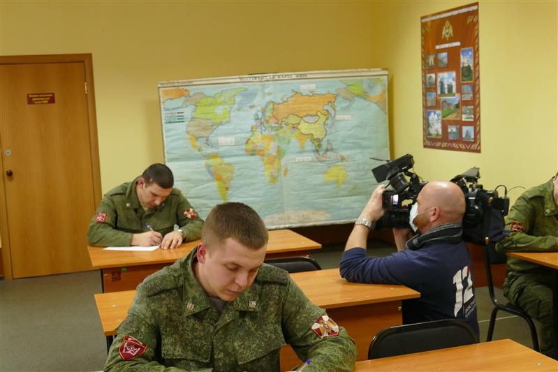 Корреспонденты омского телевидения побывали на акции  «Спасибо, мама» в воинской части Росгвардии