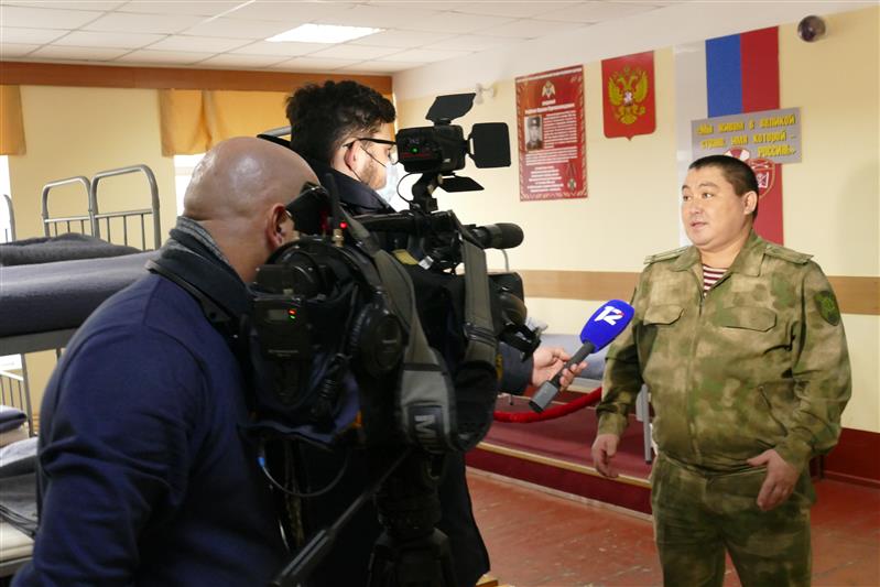 Корреспонденты омского телевидения побывали на акции  «Спасибо, мама» в воинской части Росгвардии