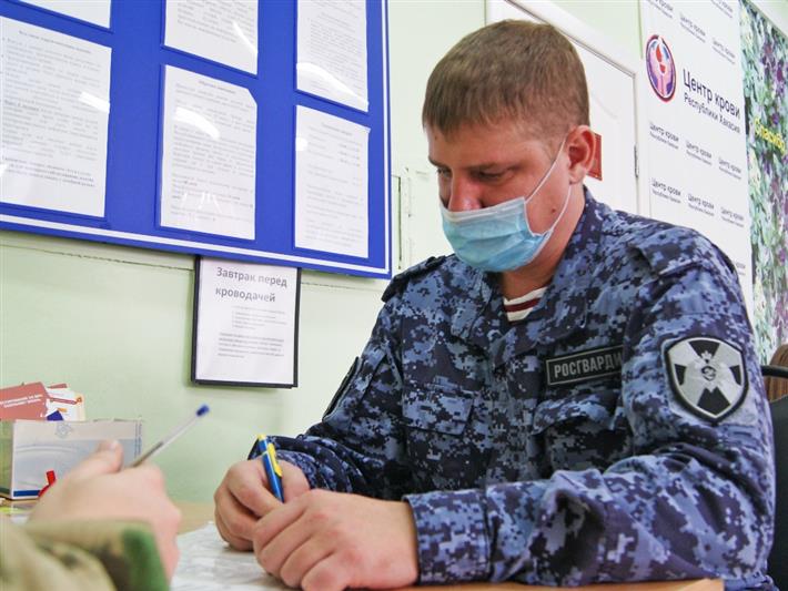 Росгвардия продолжает участвовать в донации крови для нужд медучреждений Хакасии  