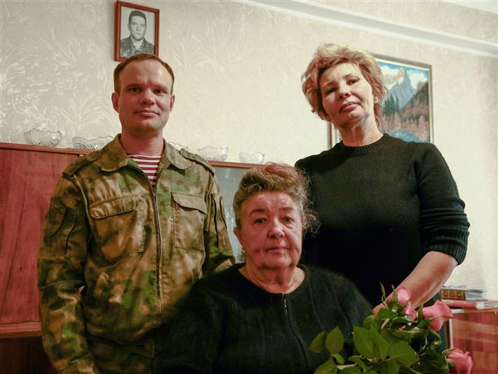 Сотрудники и военнослужащие Северо-Кавказского округа Росгвардии навестили семьи погибших коллег