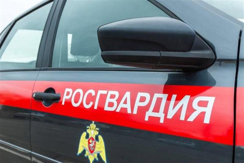 Сотрудники Росгвардии оказали содействие в предотвращении пожара на объекте торговли в Архангельской области