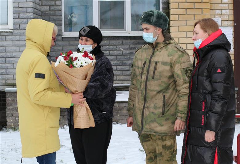 В Нижегородской области военнослужащие бригады Росгвардии навестили матерей и вдов погибших товарищей