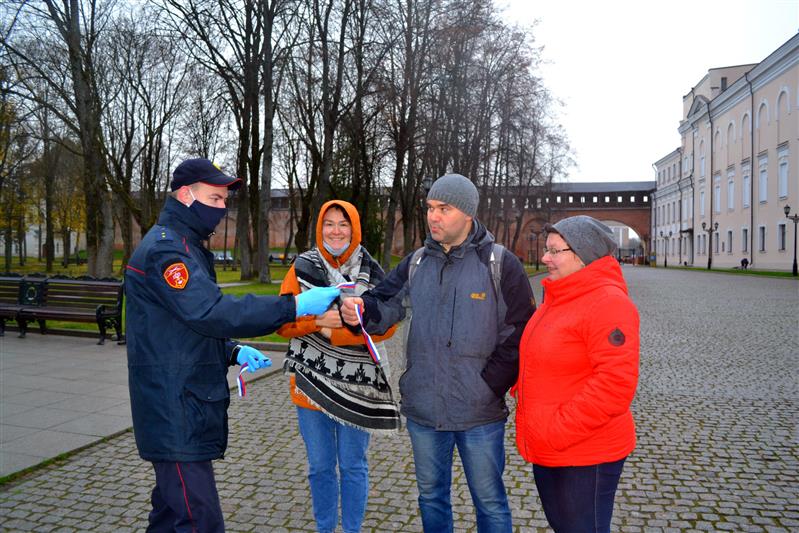 Новгородские росгвардейцы приняли участие  во всероссийской акции «Лента-Триколор»