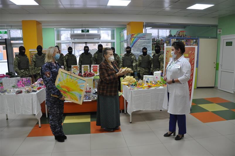 В Уфе росгвардейцы провели благотворительную акцию «Доброе слово детям»