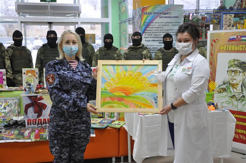 В Уфе росгвардейцы провели благотворительную акцию «Доброе слово детям»