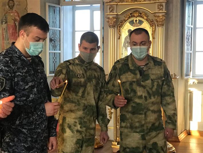 В Томской области росгвардейцы почтили память погибших воинов в честь Дня неизвестного солдата