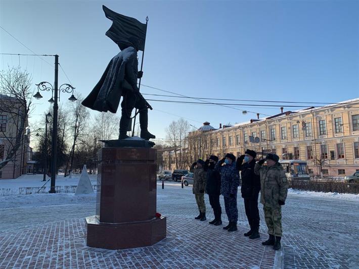 В Томской области росгвардейцы почтили память погибших воинов в честь Дня неизвестного солдата