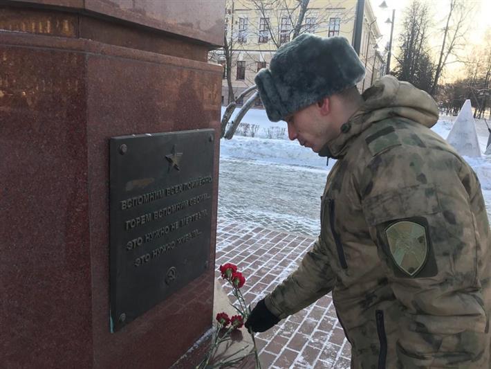 В Томской области росгвардейцы почтили память погибших воинов в честь Дня неизвестного солдата