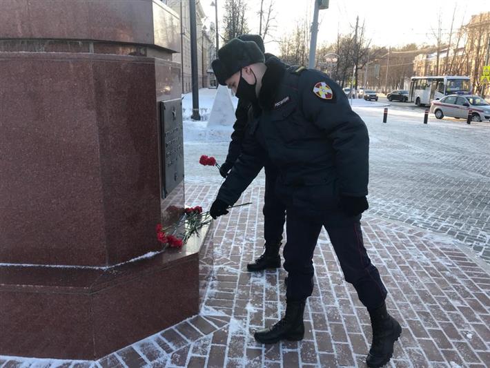 В Томской области росгвардейцы почтили память погибших воинов в честь Дня неизвестного солдата