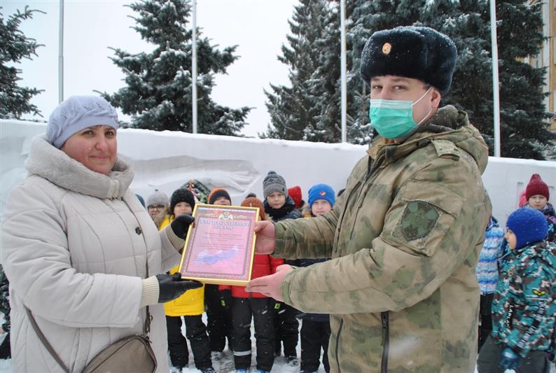 В Кирове росгвардейцы провели экскурсию ко Дню Неизвестного солдата для подшефных первоклассников 