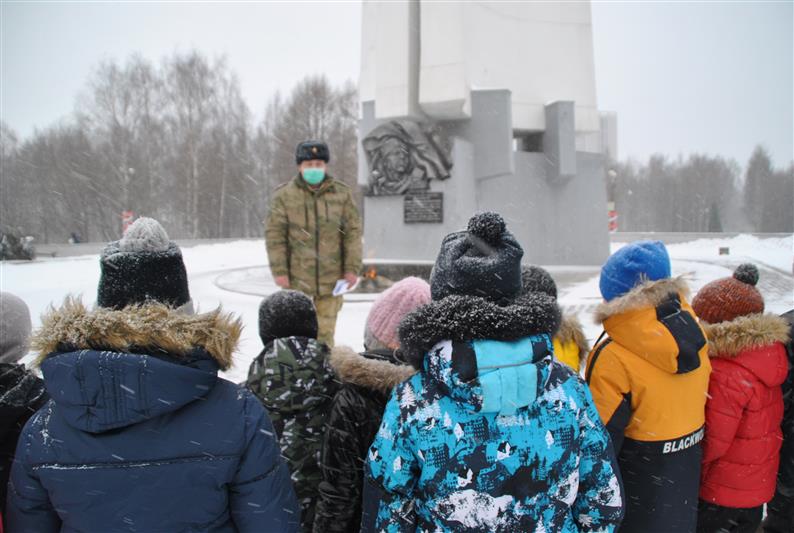 В Кирове росгвардейцы провели экскурсию ко Дню Неизвестного солдата для подшефных первоклассников 