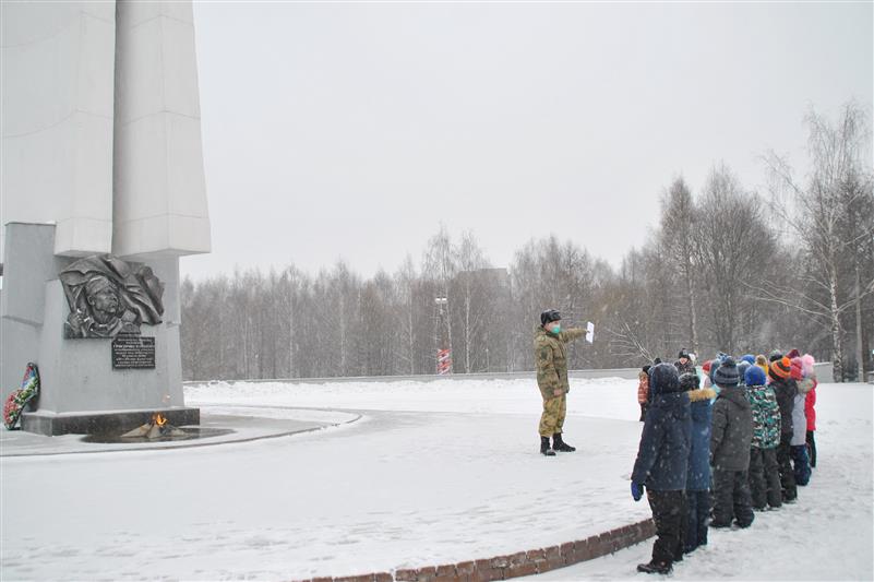 В Кирове росгвардейцы провели экскурсию ко Дню Неизвестного солдата для подшефных первоклассников 