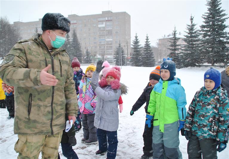 В Кирове росгвардейцы провели экскурсию ко Дню Неизвестного солдата для подшефных первоклассников 