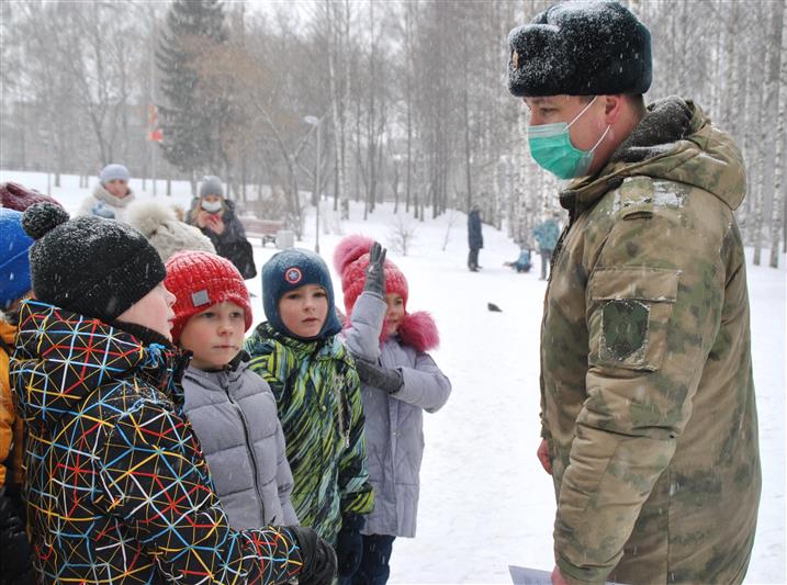 В Кирове росгвардейцы провели экскурсию ко Дню Неизвестного солдата для подшефных первоклассников 