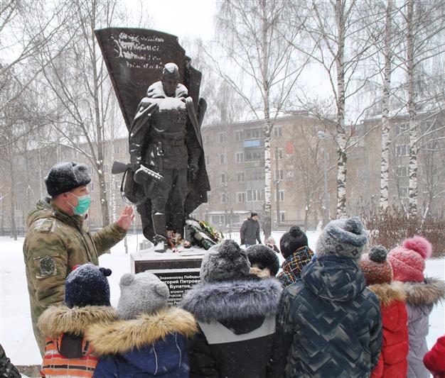 В Кирове росгвардейцы провели экскурсию ко Дню Неизвестного солдата для подшефных первоклассников 