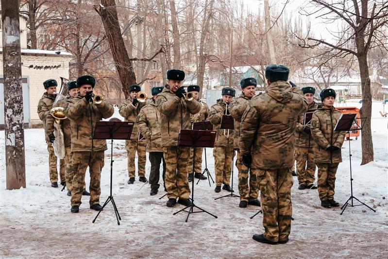 В Воронеже росгвардейцы поздравили труженицу тыла с 93-летием 
