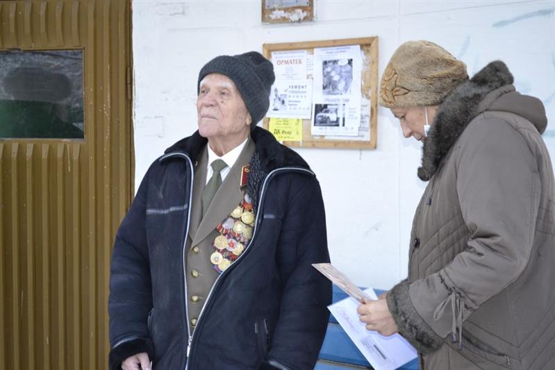 На Южном Урале Росгвардия концертом у дома поздравила с 95-летием ветерана-фронтовика 