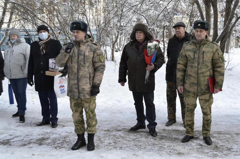 На Южном Урале Росгвардия концертом у дома поздравила с 95-летием ветерана-фронтовика 