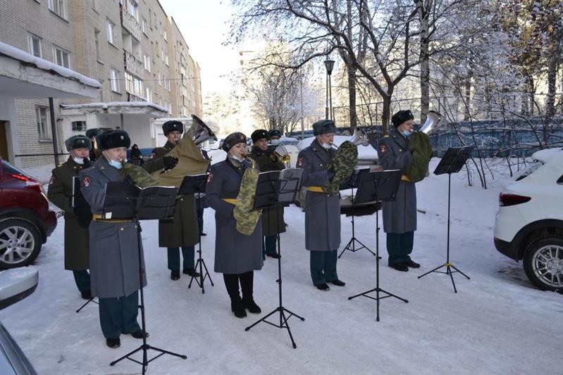 На Южном Урале Росгвардия концертом у дома поздравила с 95-летием ветерана-фронтовика 