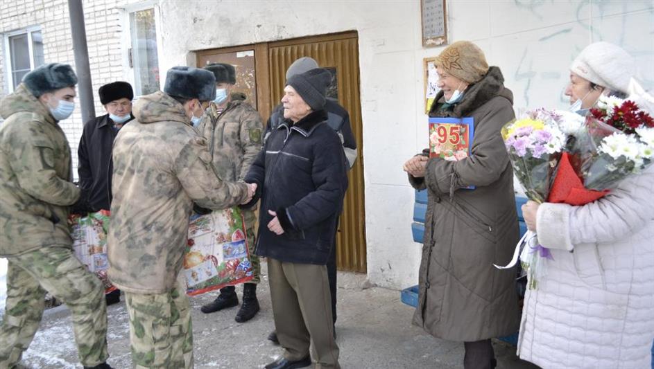 На Южном Урале Росгвардия концертом у дома поздравила с 95-летием ветерана-фронтовика 