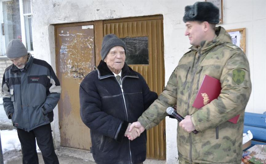 На Южном Урале Росгвардия концертом у дома поздравила с 95-летием ветерана-фронтовика 