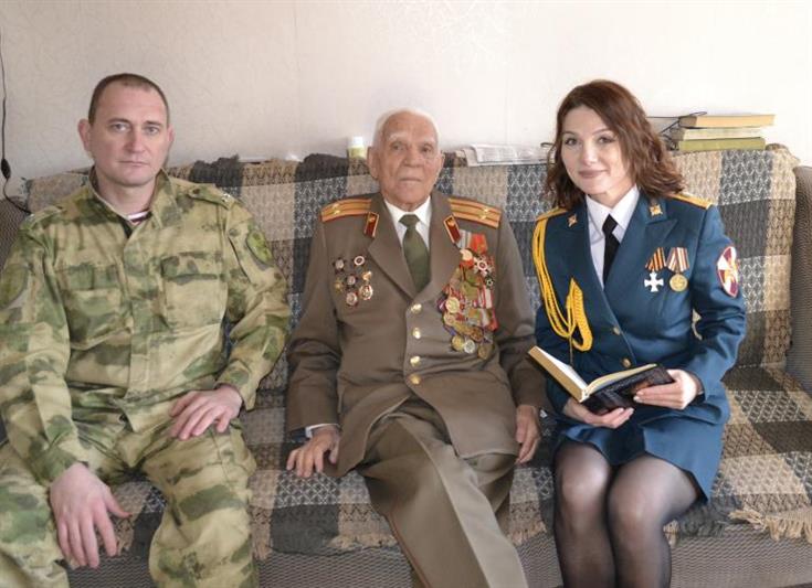 На Южном Урале Росгвардия концертом у дома поздравила с 95-летием ветерана-фронтовика 