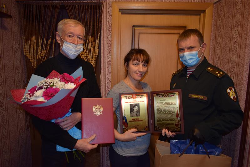 В Костроме представители Росгвардии поздравили с 90-летием труженицу тыла