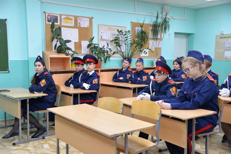 На Ямале в День Героев Отечества росгвардейцы провели урок мужества для подшефных кадет
