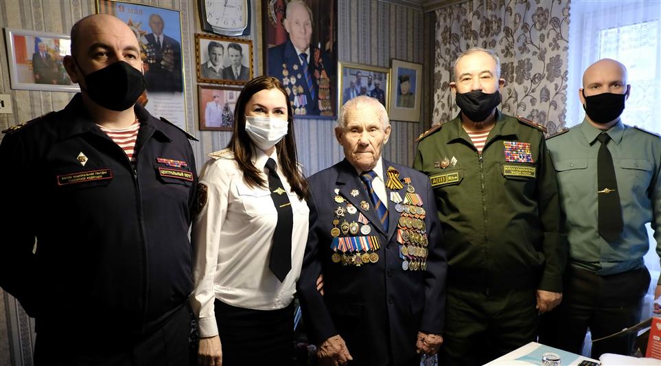 В Москве росгвардейцы поздравили ветерана Великой Отечественной войны с 95-летием