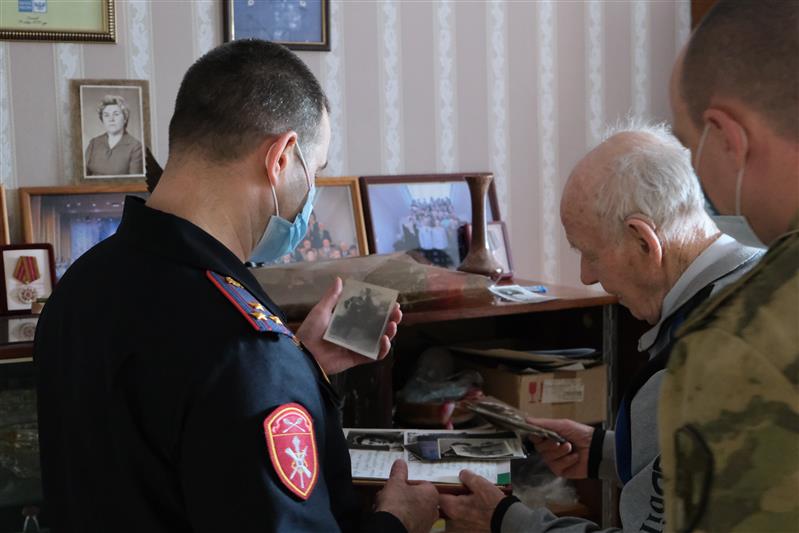 В Смоленской области сотрудники Росгвардии навестили отца Героя России Алексея Буханова