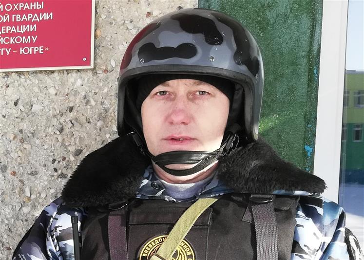 В Югре сотрудник Росгвардии не позволил ребенку выпасть из окна квартиры