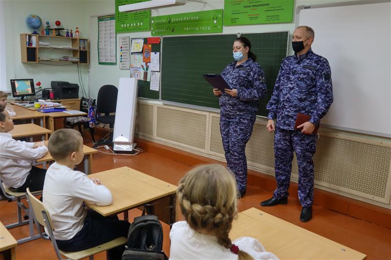Сотрудники Росгвардии провели тематическое занятие с учениками  ставропольского лицея в День Неизвестного солдата