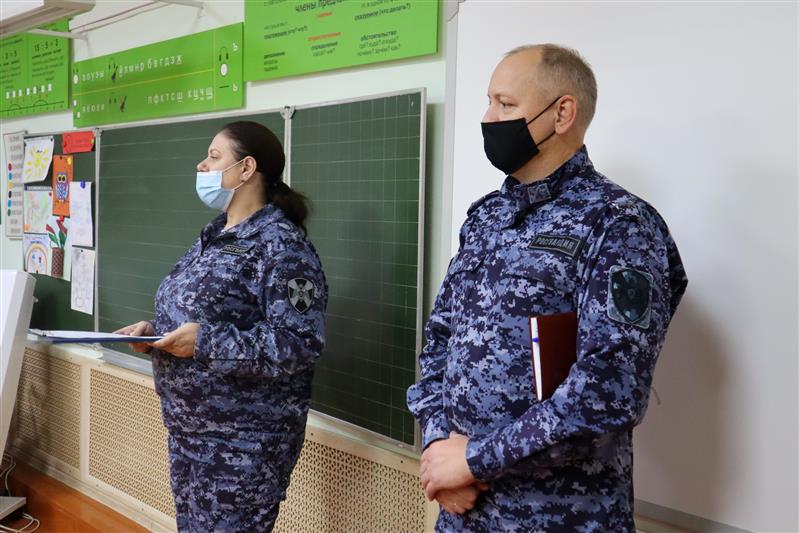 Сотрудники Росгвардии провели тематическое занятие с учениками  ставропольского лицея в День Неизвестного солдата