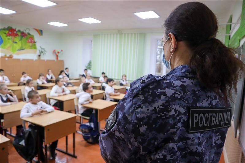Сотрудники Росгвардии провели тематическое занятие с учениками  ставропольского лицея в День Неизвестного солдата