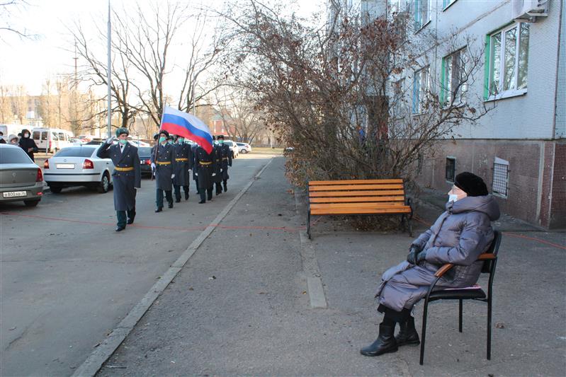 В Воронежской области росгвардейцы парадом поздравили со 102-летием ветерана Великой Отечественной войны