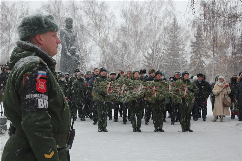 Военнослужащие Росгвардии приняли участие в открытии памятника военным медикам в Омске