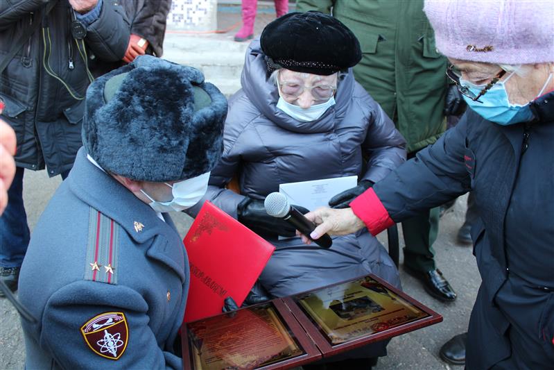 В Воронежской области росгвардейцы парадом поздравили со 102-летием ветерана Великой Отечественной войны